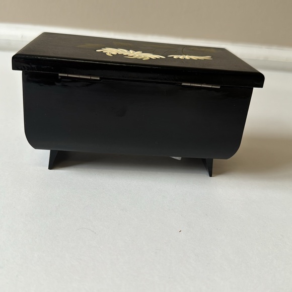 Black Japanese floral pattern lacquer musical jewelry box - Picture 5 of 10
